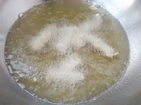 锅里放油烧热，放入上一步骤的鱼柳。