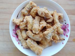 炸至变黄捞出备用。