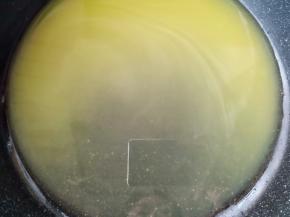 另起锅，放入橙汁，柠檬汁（放柠檬汁酸甜的，不喜欢酸的可以不放)放适量白糖。开火熬至糖融化。