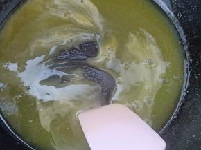 放入之前调好的水淀粉，搅拌至浓稠。