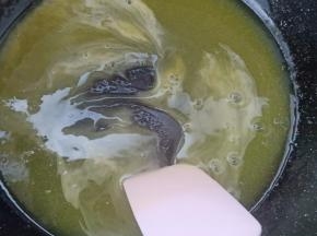 放入之前调好的水淀粉，搅拌至浓稠。