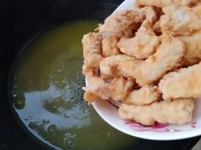 放入炸好的鱼柳。