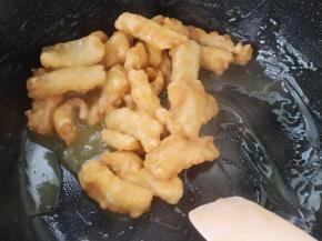 翻炒均匀（或者可以把汁直接淋在炸好的鱼柳上）。