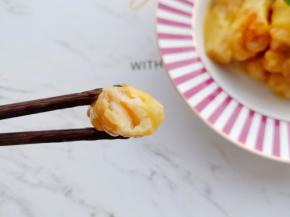 咬一口尝尝，酸酸甜甜很好吃哦！