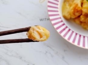 咬一口尝尝，酸酸甜甜很好吃哦！