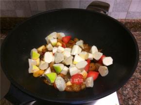 放入高笋和胡萝卜翻炒片刻。