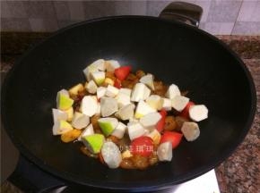 放入高笋和胡萝卜翻炒片刻。
