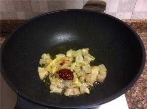 放入一勺豆瓣酱翻炒出香味。