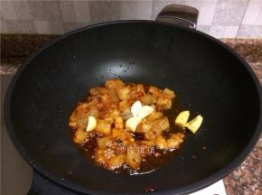 放入生姜和大蒜翻炒片刻。