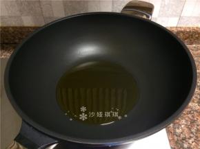 热锅倒油烧至八成热。