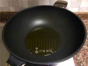 热锅倒油烧至八成热。