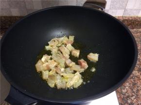 放入牛筋翻炒片刻。