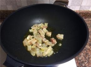 放入牛筋翻炒片刻。