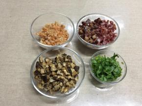 3.虾米和香菇提前泡软，和腊肉、腊肠提前切丁待用
