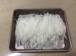 4.萝卜去皮后切长丝（不建议刨丝，短丝会降低成品口感，萝卜汁流失也较多）