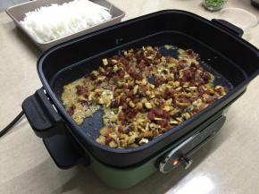 6.爆炒至闻到虾米香气时，放入香菇丁，一齐爆炒1分钟左右