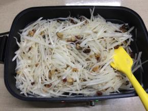 7.接着放入萝卜丝，爆炒至萝卜丝变软，有水分析出