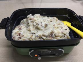 8.清水和萝卜糕粉混合均匀，倒入锅内，调至最小火或直接关火，不停翻炒直至粉浆凝固成团即可（粉浆极易变熟，切记不可过度翻炒，导致粉浆严重结块或变焦）