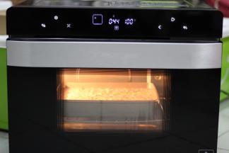 10.送进蒸烤箱中层，选择蒸汽模式，100度，30分钟