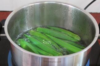 清水煮沸，放入秋葵，加少许盐，用大火，汆烫熟。其中，秋葵很容易熟，只需2-3分钟即可。