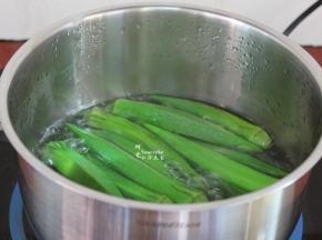 清水煮沸，放入秋葵，加少许盐，用大火，汆烫熟。其中，秋葵很容易熟，只需2-3分钟即可。