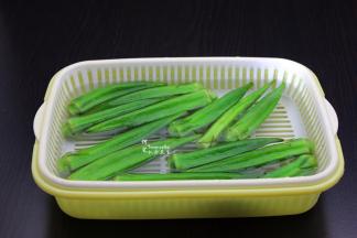 烫熟的秋葵，用冰水冷却，这样能保持秋葵的翠绿，口感好。