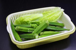 秋葵用干净的牙刷，刷洗干净，把秋葵上的毛刷掉，