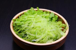 洗净的生菜，可以切成丝，也可以手撕，或直接一片一片。加点生菜，吃的时候增加口感，营养也丰富。