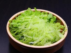 洗净的生菜，可以切成丝，也可以手撕，或直接一片一片。加点生菜，吃的时候增加口感，营养也丰富。