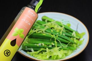 把秋葵、生菜放入一个大盘子里，加上清香的罗勒汁，拌均即可吃，清香美味，很好吃。营养又丰富，老少皆宜。