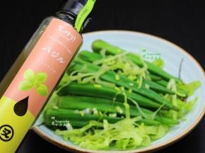 把秋葵、生菜放入一个大盘子里，加上清香的罗勒汁，拌均即可吃，清香美味，很好吃。营养又丰富，老少皆宜。