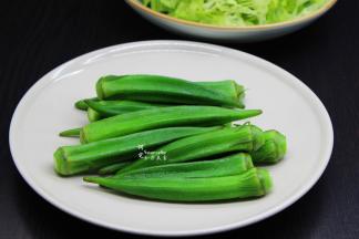 冷却的起来，夹到盘子，沥干水。建议不要一直放在冰水里浸泡，浸泡太久，就不爽口。