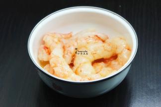 虾仁解冻，洗净，沥干水，放油、盐，腌制。其中如果虾线还有残留物，一定要去掉。