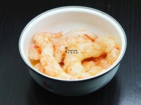 虾仁解冻，洗净，沥干水，放油、盐，腌制。其中如果虾线还有残留物，一定要去掉。