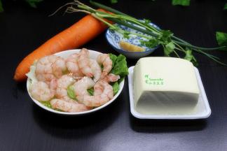 食材：虾仁、豆腐、胡萝卜、香菜、香葱、生姜、油、盐