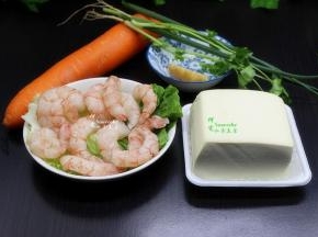 食材：虾仁、豆腐、胡萝卜、香菜、香葱、生姜、油、盐
