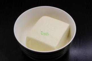 豆腐用盐水浸泡3分钟，捞出，豆腐用盐水浸泡煮的时候不会碎，口感好。