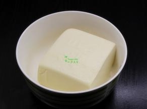 豆腐用盐水浸泡3分钟，捞出，豆腐用盐水浸泡煮的时候不会碎，口感好。