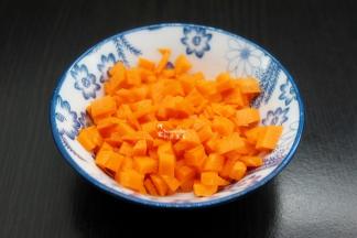 胡萝卜去皮，洗净切小粒、生姜洗净切丝，香葱、香菜分别洗净切好。加胡萝卜增加维生素，颜色也好看，孩子也爱吃哦。