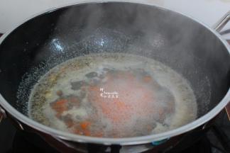 煸炒一下胡萝卜，倒入适量的清水煮沸。