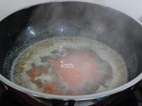 煸炒一下胡萝卜，倒入适量的清水煮沸。