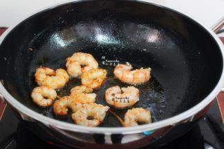 热锅，倒少许油，放入虾仁，生姜是，小火煎出香味，起锅。虾仁煎一下更加鲜香，肉嫩。
