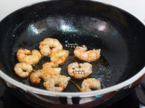 热锅，倒少许油，放入虾仁，生姜是，小火煎出香味，起锅。虾仁煎一下更加鲜香，肉嫩。