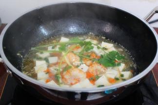 放盐、香葱、香菜，拌均即可吃过，鲜甜可口，太好吃了。