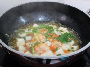 放盐、香葱、香菜，拌均即可吃过，鲜甜可口，太好吃了。