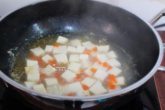 把豆腐放在手里，切小方块，然后放入锅里，再次煮沸。豆腐容易碎，切的时候放在手里切完直接入锅。