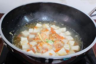 把豆腐放在手里，切小方块，然后放入锅里，再次煮沸。豆腐容易碎，切的时候放在手里切完直接入锅。