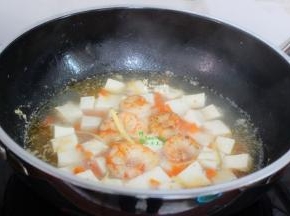 把豆腐放在手里，切小方块，然后放入锅里，再次煮沸。豆腐容易碎，切的时候放在手里切完直接入锅。
