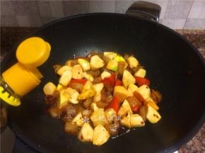 放入生抽翻炒均匀。