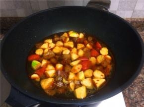 倒入适量清水煮开，并煮至汤汁浓稠。
